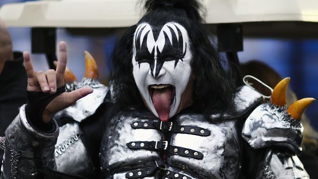 Anggapan tersebut muncul setelah Simmons melontarkan kritik pedas atas masuknya nama NWA dalam daftar Rock and Roll Hall of Fame 2016.