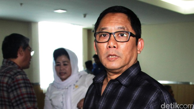 PDIP minta Ahok mendengar usul mereka dan mau berkomunikasi soal wakil gubernur Jakarta. PDIP ingin kursi wakil Ahok diiisi Boy Sadikin, tapi Ahok tidak mau.