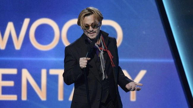 Johnny Depp tak hadir dalam konferensi pers film terbarunya di Tokyo. Saat ditanya alasannya, ia mengaku sakit karena habis bertarung melawan binatang langka.
