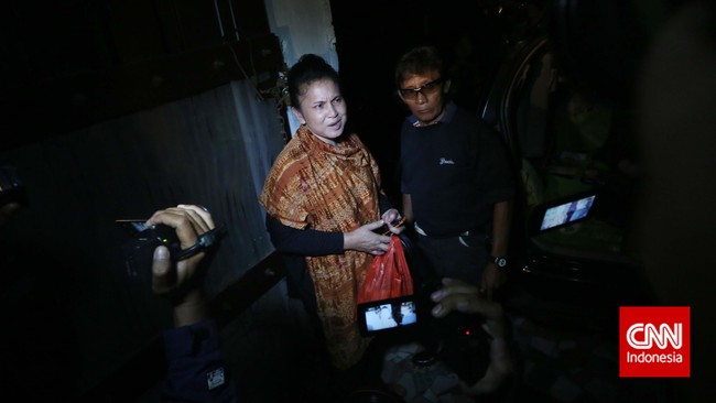 Meski sudah lebih dari tujuh jam Pollycarpus menghirup udara bebas, ternyata sang anak belum bertemu dirinya.