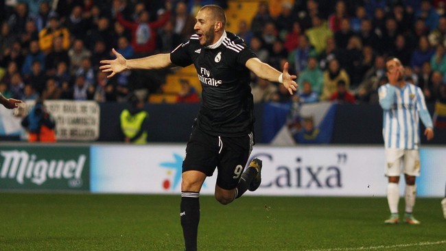 Karim Benzema meneruskan umpan Ronaldo menjadi kemenangan&nbsp;sementara Real Madrid atas Malaga di babak pertama.