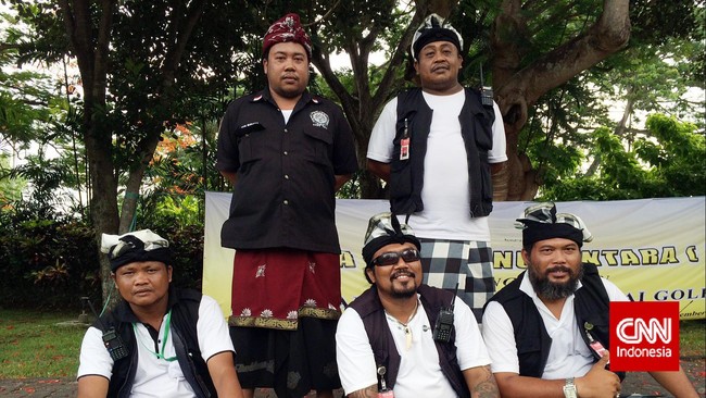 Bayaran untuk pecalang ternyata cukup menggiurkan. Setiap pecalang diupah Rp 500 ribu per hari. Mereka bertugas dari tanggal 30 November hingga 4 Desember.