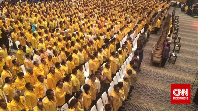 Ketika Ikrar Golkar dibacakan oleh kader-kader partai beringin, para elite Koalisi Merah Putih di deretan bangku tamu undangan duduk. Cuma Prabowo yang berdiri.