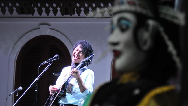 Jazz 'blusukan' menyentuh masyarakat awam. Hari ini, Sabtu (13/12) sehari penuh festival jazz digelar di Kota Tua. Itu satu cara meruntuhkan eksklusivitasnya.