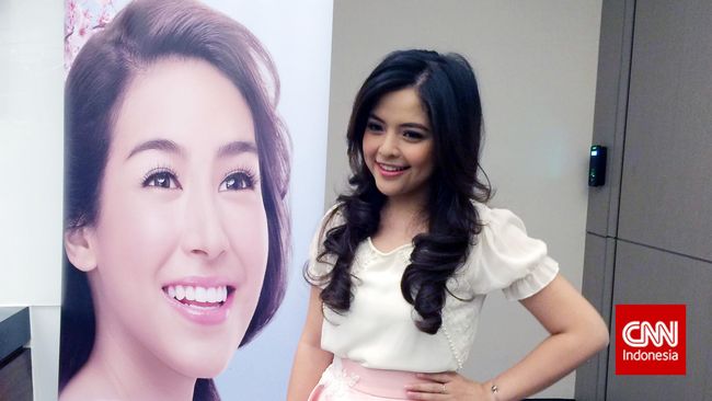 Sejak beranjak dewasa, Tasya Kamila terlihat selalu konsisten dengan gayanya. Ia selalu terlihat dengan rambut panjang dan busana-busana bernuansa feminin.