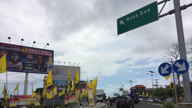 Satu per satu 'pasukan' Golkar dari kubu Agung Laksono tiba di Pulau Dewata. Padahal, sebelumnya Agung mengklaim bahwa timnya itu tidak akan datang.