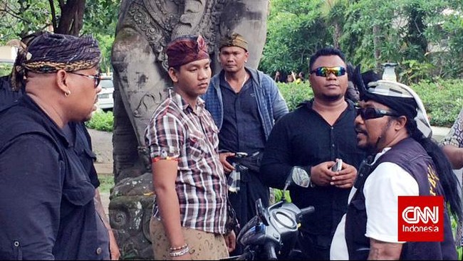 Sekitar 200 orang pecalang dari lima desa adat kawasan Nusa Dua Bali memperingatkan para peserta Musyawarah Nasional Partai Golkar IX di Nusa Dua Bali.