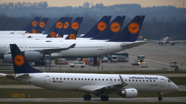 Pilot maskapai Lufthansa mogok membuat ribuan penerbangan batal dan ratusan ribu penumpang pesawat terdampar di bandara tersibuk di Jerman, Frankfurt.
