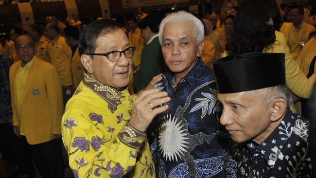 Priyo Budi Santoso bergabung dengan kubu Agung Laksono, membentuk Presidium Penyelamat Golkar. Presidium itu saat ini menjadi musuh nomor satu Aburizal Bakrie.