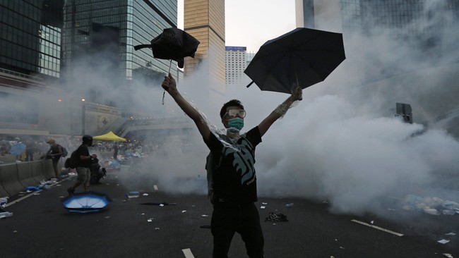 Pengadilan Tinggi Hong Kong mengabulkan permintaan perusahaan bis untuk membersihkan lokasi protes pro-demokrasi di dekat kompleks gedung pemerintah.