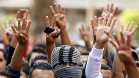 Ribuan Orang Menentang Pembebasan Mubarak