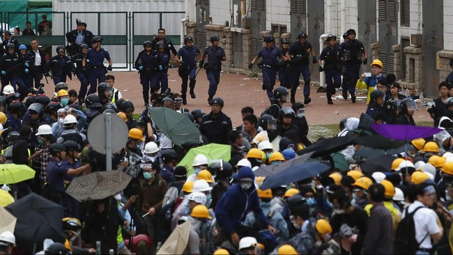 Ribuan demonstran kembali bentrok dengan polisi saat mencoba mengepung pusat pemerintahan di Distrik Admiralty,Hong Kong, pada Senin (1/12) dini hari.