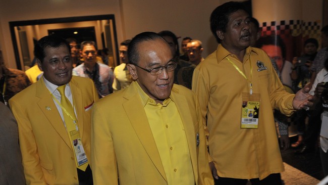 AKbar Tandjung berupaya keras partainya tak pecah. Ia menawarkan pemilihan ketua umum diundur dan digelar terpisah dari Munas. Tapi Aburizal tak setuju.