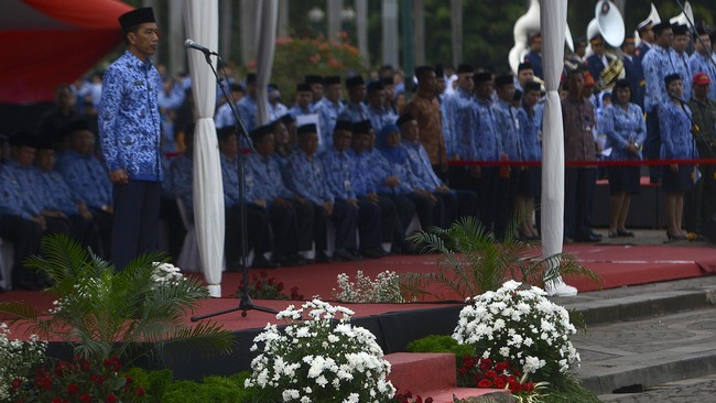 Pengamat kebijakan publik dan pengamat politik membedah langkah Jokowi terbitkan PP 94/2021 yang tegas mengekang disiplin dan profesionalitas PNS.