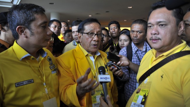 Akbar Tanjung menyarankan, Munas islah Partai Golkar segera dilaksanakan berlandaskan SK pengesahan kembali kepengurusan hasil Munas Riau 2009.