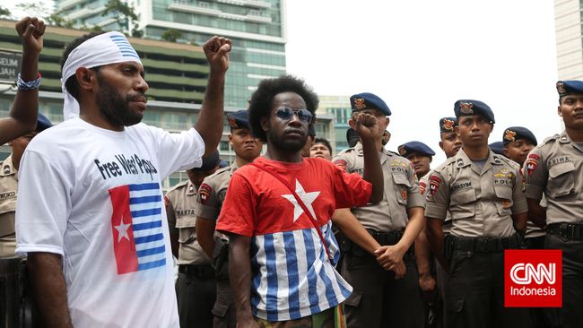 1 Desember, Antara Propaganda dan Upaya Memerdekakan Papua Patroli aparat selalu gencar digelar jelang HUT OPM 1 Desember. Tapi peringatan ini justru dibantah oleh OPM, mereka bilang sebutan tersebut hanya propaganda.