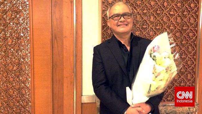 Itang Yunasz, desainer terkenal Indonesia mau melirik pangsa pasar Tanah Abang dan bukan hanya butik mewah di mal premium Jakarta.