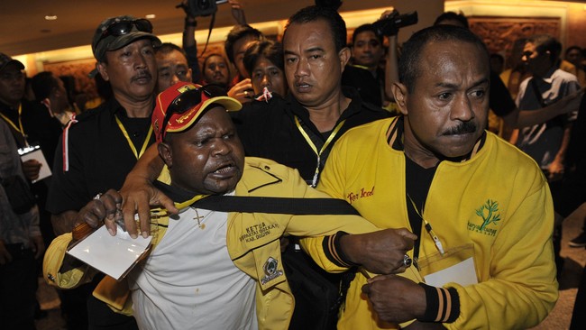 Dua solusi dikemukakan dalam panitia kerja yang dilakukan KPU bersama dengan Komisi II DPR dan Kementerian Dalam Negeri.