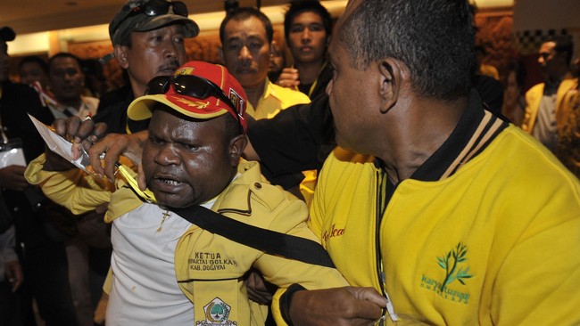 Hajriyanto Thohari kecewa berat dengan partainya. Dia mundur dari Ketua DPP Golkar, batal jadi calon ketua umum, tak hadir di Munas, tak peduli apa hasil Munas.