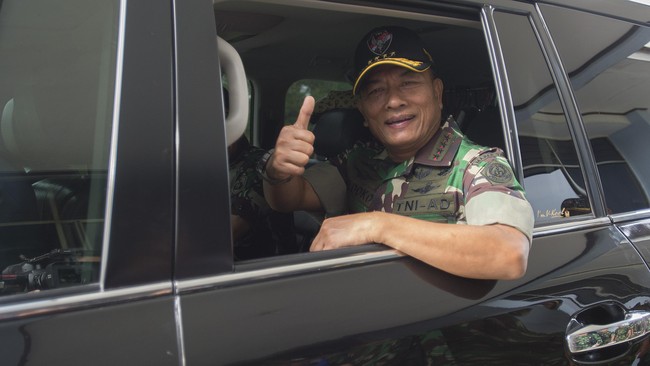 Pagar rumah Panglima TNI ditabrak sebuah mobil pada Sabtu (3/1) jelang tengah malam. Tak ada korban jiwa dalam insiden tersebut.