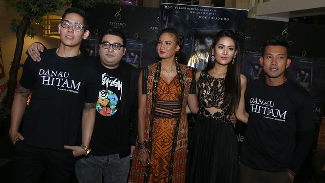 Nadine Chandrawinata dan para pemain film Danau Hitam harus melakukan adegan-adegan ekstrem tanpa pemeran pengganti. Salah satunya, terjun dari tebing.
