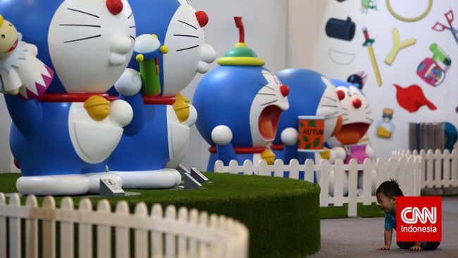 Saking kepincutnya Adit pada sosok kucing ajaib ini, dia sempat membuat Doraemon tandingan.