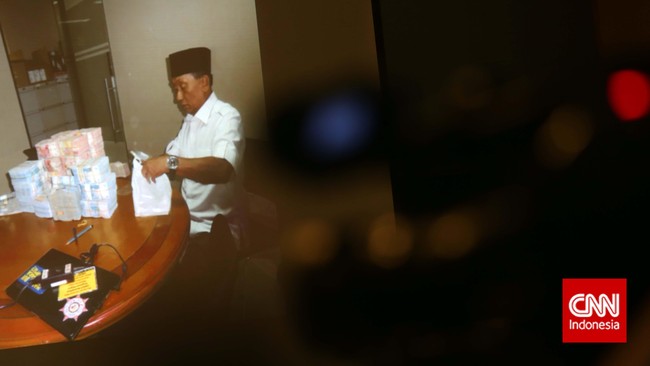 Perlakuan berbeda diterima dua tersangka korupsi dari partai politik yang mereka besarkan. Jika Annas merasa ditinggalkan, Fuad Amin justru merasa dibela.