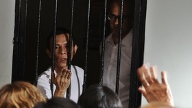 Nyanyi Belasan Murid JIS untuk Dua Guru Terdakwa