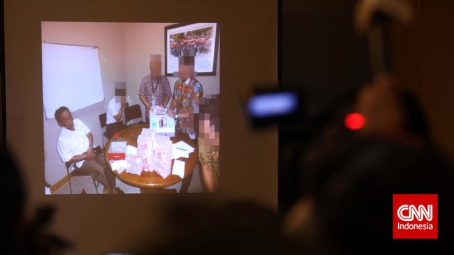 Sitaan KPK, uang Rp100 miliar dari seorang Fuad Amin, mengundang banyak pertanyaan. Bagaimana seorang bupati memiliki uang sebanyak itu dalam 10 tahun menjabat.