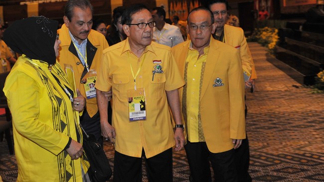 Wakil Ketua Dewan Kehormatan Akbar Tanjung dan Ketua Dewan Pembina Aburizal Bakrie meminta Ketua Umum Partai Golkar Setya Novanto fokus urus partai.