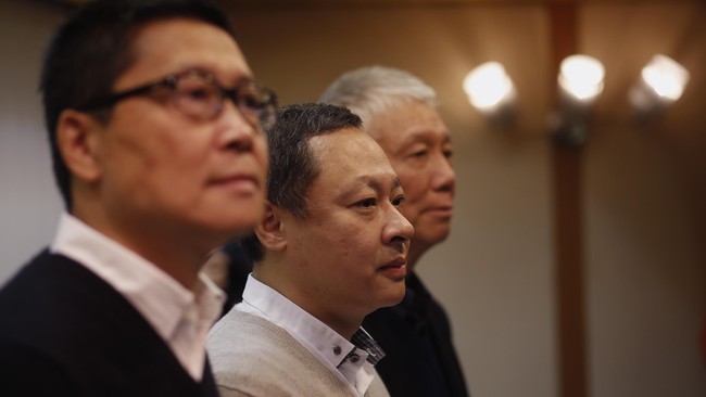 Perbedaan pendapat terjadi kubu demonstran Occupy Central dan mahasiswa Hong Kong, mengindikasikan bahwa gerakan ini mulai terbelah dan semakin melemah