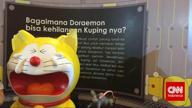 Semula Doraemon berwarna kuning. Saat menenggak obat untuk melipur lara, apa daya ia malah "meluntur" jadi biru dan bersuara serak.