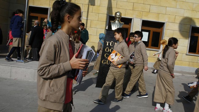 Peningkatan pendidikan berbasis keagamaan di Turki membuat para orangtua yang sekuler memprotes keras karena banyak sekolah mereka diubah menjadi sekolah agama.