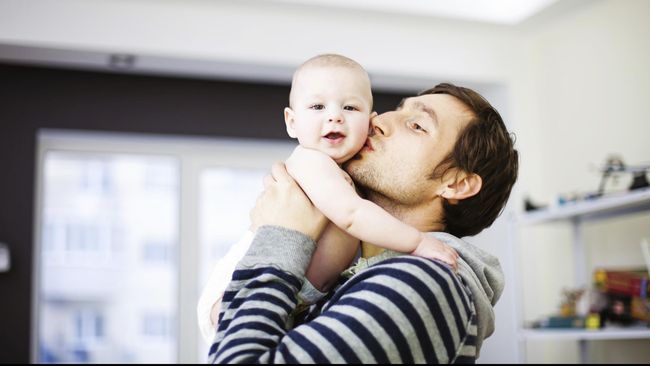 Kebiasaan ayah yang menolak terlibat banyak melakukan 'baby talk' atau 'bicara bayi' dengan anak-anak mereka, selama ini adalah hal yang tepat.