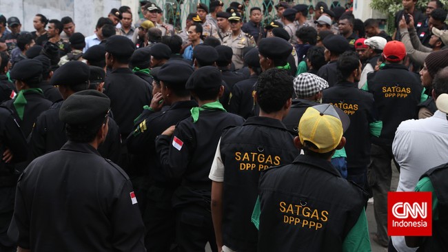 "Mereka seharusnya tahu diri, karena yang telah disahkan Kementerian Hukum dan HAM adalah kepengurusan Muktamar di Surabaya," ujar Hasrul Azwar.