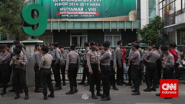Kantor DPP PPP kubu Djan Faridz di Jalan Diponegoro, Jakarta Pusat, dilempari batu oleh puluhan orang tak dikenal. Kubu Djan menuding aksi dilakukan kubu Romi.