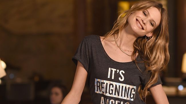 Behati Prinsloo model Victoria&rsquo;s Secret menyatakan punya tato baru yang didedikasikan untuk suaminya, vokalis Maroon 5, Adam Levine.