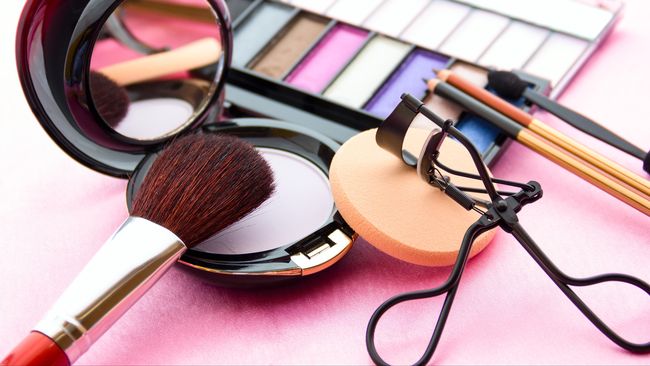 Faktanya, pria ternyata lebih tertarik pada wanita yang menggunakan sedikit make up.