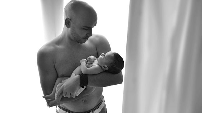 Lelaki dengan testis lebih kecil lebih mungkin untuk bertanggungjawab dalam memandikan anak, membawa anak ke dokter, dan pekerjaan orang tua lainnya.