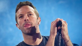 Manggung di Super Bowl, Chris Martin Dapat Wejangan dari Anak