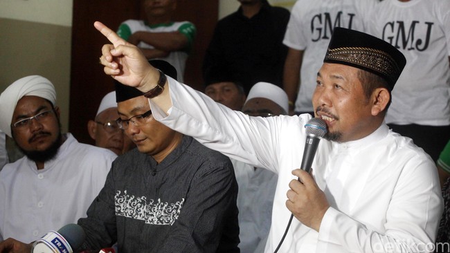 Gubernur DKI Jakarta versi Front Pembela Islam dan Gerakan Masyarakat Jakarta, Fahrurrozy Ishaq, tak mau menanggapi maraknya lelucon soal dirinya di Twitter.