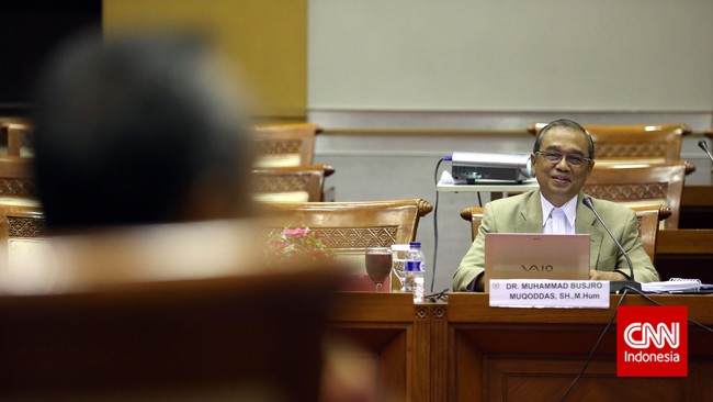Laporan Syarifuddin Umar dilandasi atas dugaan kriminalisasi yang dilakukan KPK terhadap dirinya saat menangkap dan menyita barang tahun 2011.