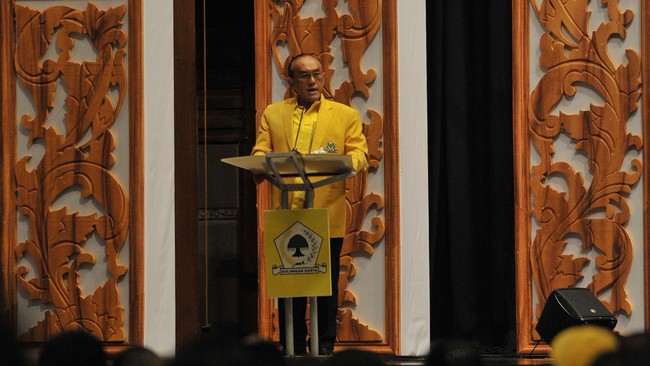 Para elite Golkar dinilai harus belajar dari catatan masa lalu partai, sehingga dapat mencegah perpecahan yang sebenarnya rutin terjadi pasca Munas digelar.