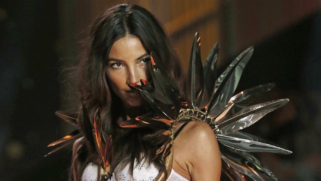 Bidadari Victoria's Secret Lily Aldridge mengungkapkan berbagai hal yang dilakukannya sebelum naik panggung peragaan busana spektakuler ini.