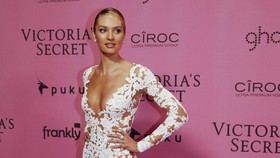 Candice Swanepoel Jatuh di Lantai Semen Givenchy NYFW