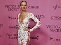 Candice Swanepoel Jatuh di Lantai Semen Givenchy NYFW