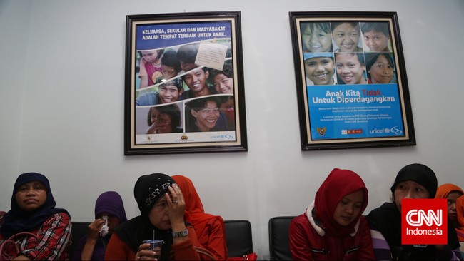 Menyusul tidak masuknya perlindungan perempuan dan anak dalam Prioritas Prolegnas 2015, aktivis mendesak Presiden Jokowi segera melakukan evaluasi.