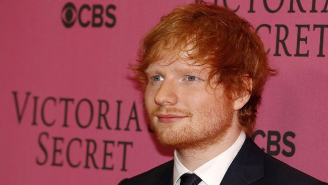 Sembari menyanyi dan memainkan gitarnya, Ed Sheeran melirik ke arah model Adriana Lima dan Alessandra Ambrosio. Raut wajahnya sangat lucu!