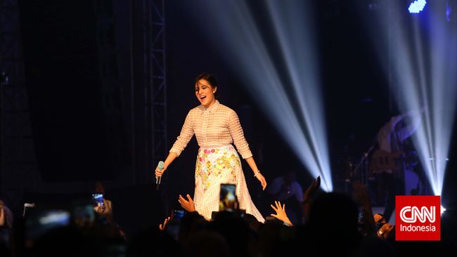 Mike Mohede muncul di tengah Raisa menyanyikan Let Me Be (I Do) setelah sebelumnya merengek memastikan tak ada kejutan untuknya dari panitia, Brian McKnight.