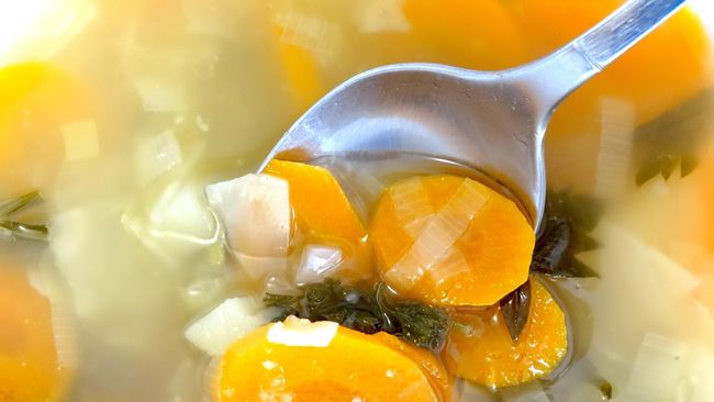 Sup bisa jadi salah satu pilihan menu melewati karantina mandiri pandemi corona. Jika ingin praktis, berikut resep sup bihun minimalis.